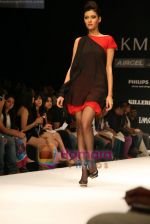 Model walks the ramp for Arjun Show at Lakme Winter fashion week day 4 on 20th Sept 2010 (49).JPG